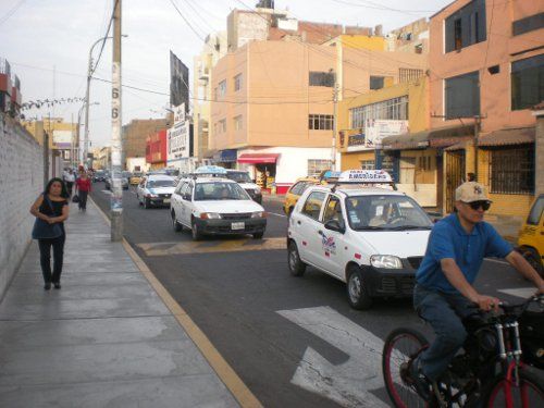 trujillo taxi calles peru