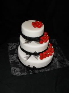http://i48.photobucket.com/albums/f209/angelz83/bruidstaartklaar.jpg