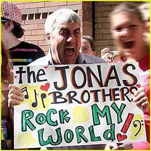 taylor-hicks-jonas-brothers.jpg
