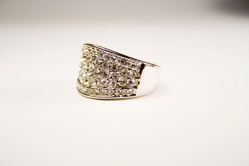 IMAGE: http://i48.photobucket.com/albums/f217/linus4/untiteledring.jpg