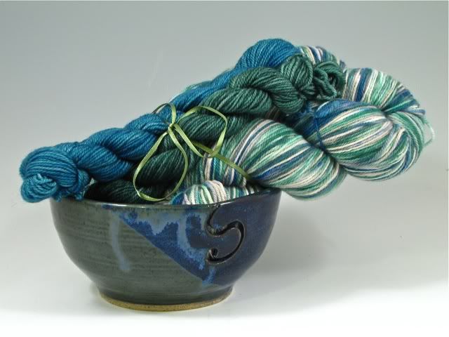 A Cool & Quiet Fish:  A Time to Dye & RSE:  Fingering yarn & yarn bowl