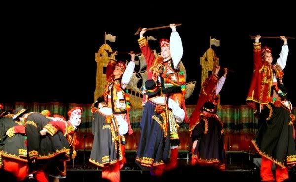 The ensembles name came from the Rite of Kupalo - an agricultural festival celebrating the summer solstice in Ukraine. Kupalo dance group members have easily filled up the stage and they did not disappont the audience with dance formation like the one shown here