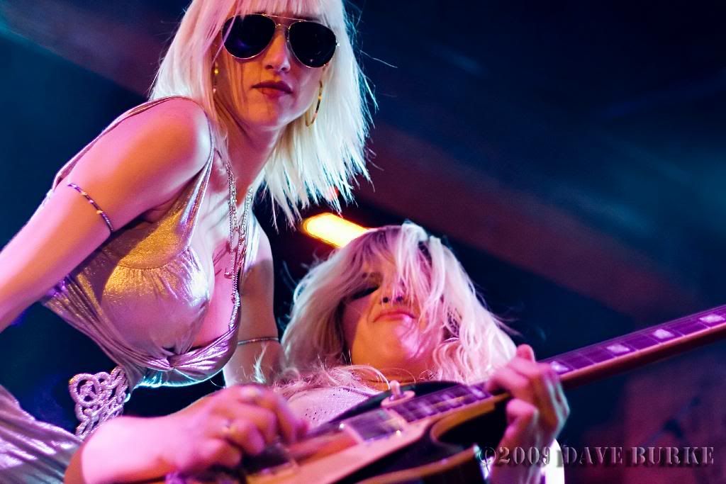 IMAGE: http://i48.photobucket.com/albums/f242/dmb70/Chelsea%20Girls%205-2-09%20Chicago/IMG_9572.jpg