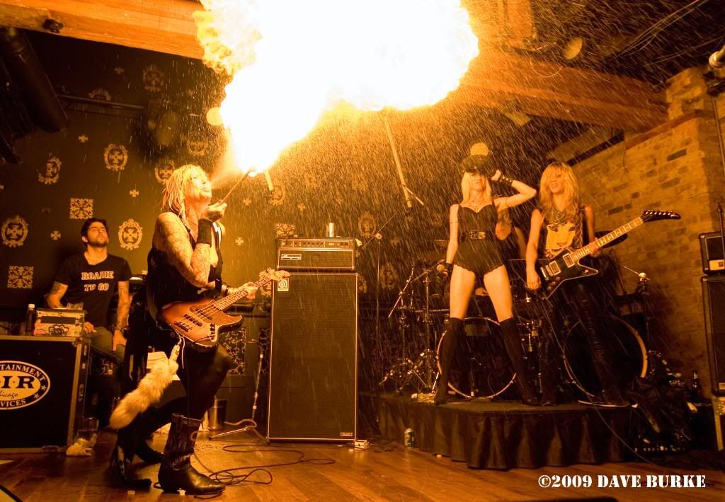 IMAGE: http://i48.photobucket.com/albums/f242/dmb70/Chelsea%20Girls%206-13-09%20Chicago/IMG_0719.jpg