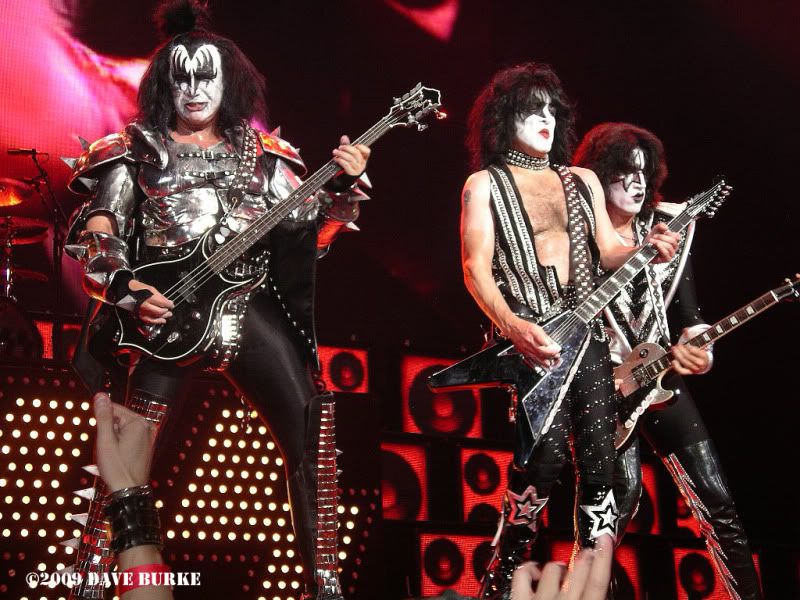 IMAGE: http://i48.photobucket.com/albums/f242/dmb70/KISS%20Detroit%209-25-09/IMGP5550.jpg