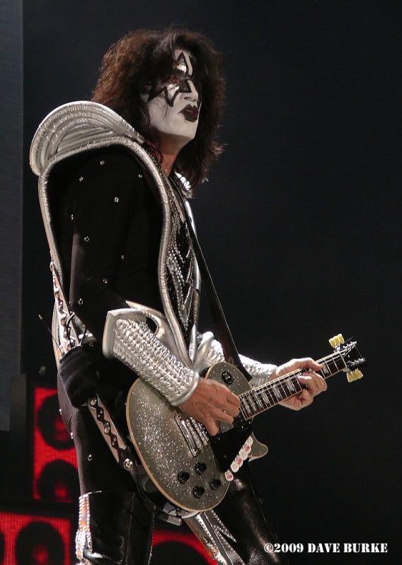 IMAGE: http://i48.photobucket.com/albums/f242/dmb70/KISS%20Detroit%209-25-09/IMGP5556.jpg
