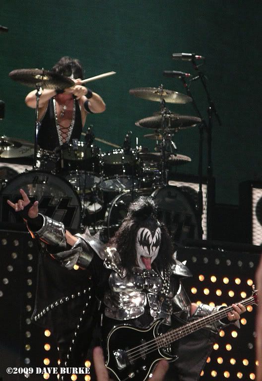 IMAGE: http://i48.photobucket.com/albums/f242/dmb70/KISS%20Detroit%209-26-09/IMGP5587.jpg