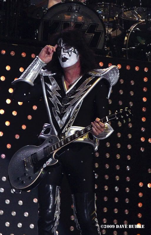 IMAGE: http://i48.photobucket.com/albums/f242/dmb70/KISS%20Detroit%209-26-09/IMGP5593.jpg
