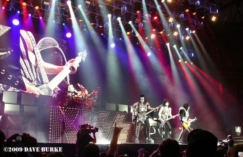 IMAGE: http://i48.photobucket.com/albums/f242/dmb70/KISS%20Detroit%209-26-09/IMGP5611.jpg