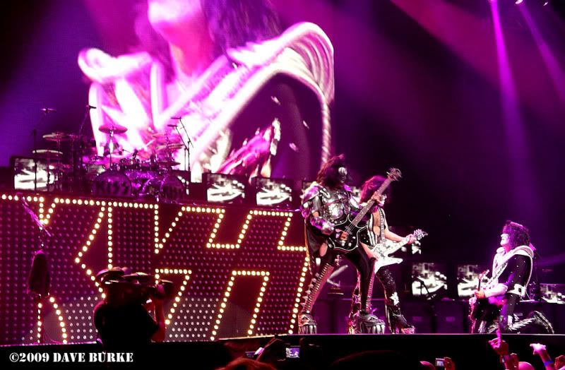 IMAGE: http://i48.photobucket.com/albums/f242/dmb70/KISS%20Detroit%209-26-09/IMGP5619.jpg