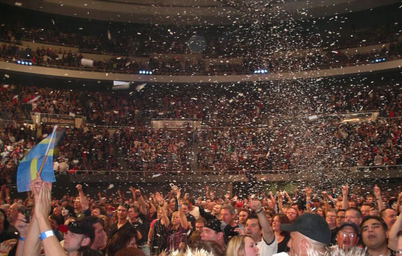 IMAGE: http://i48.photobucket.com/albums/f242/dmb70/KISS%20Detroit%209-26-09/IMGP5624.jpg