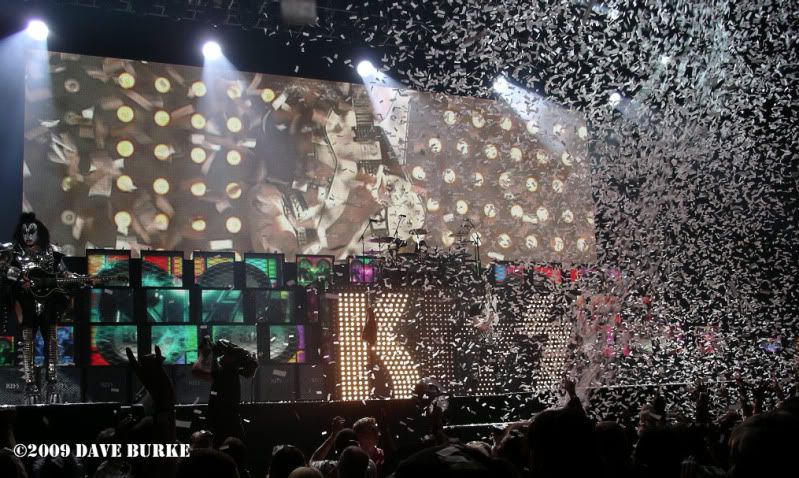 IMAGE: http://i48.photobucket.com/albums/f242/dmb70/KISS%20Detroit%209-26-09/IMGP5625.jpg