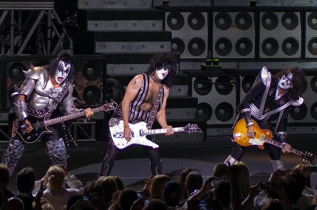 IMAGE: http://i48.photobucket.com/albums/f242/dmb70/KISS%20Milwaukee%206-27-09/IMG_1050.jpg